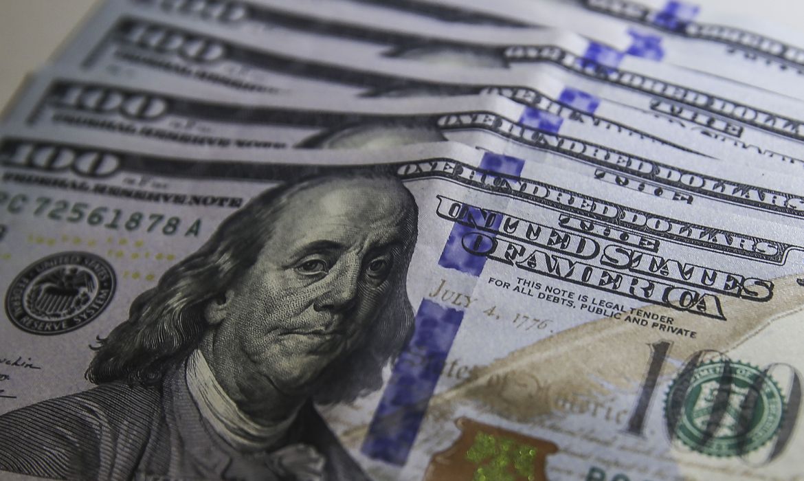 Dólar finaliza a 2ª feira em moderada baixa, a R$ 5,81
