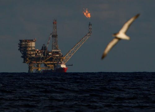 Petróleo opera em forte recuo no mercado internacional nesta manhã de 5ª feira