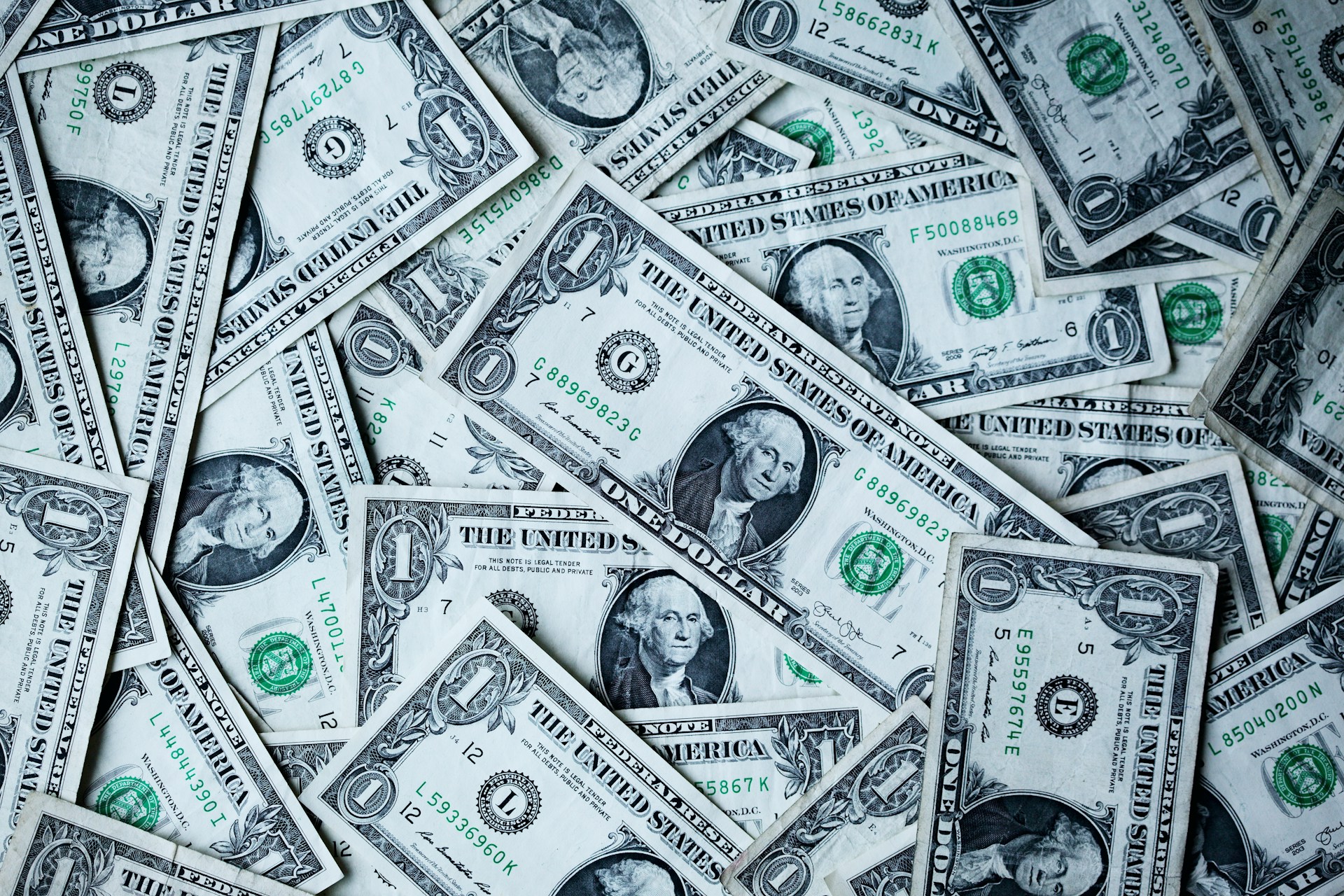 Dólar termina o dia em leve queda, a R$ 5,38