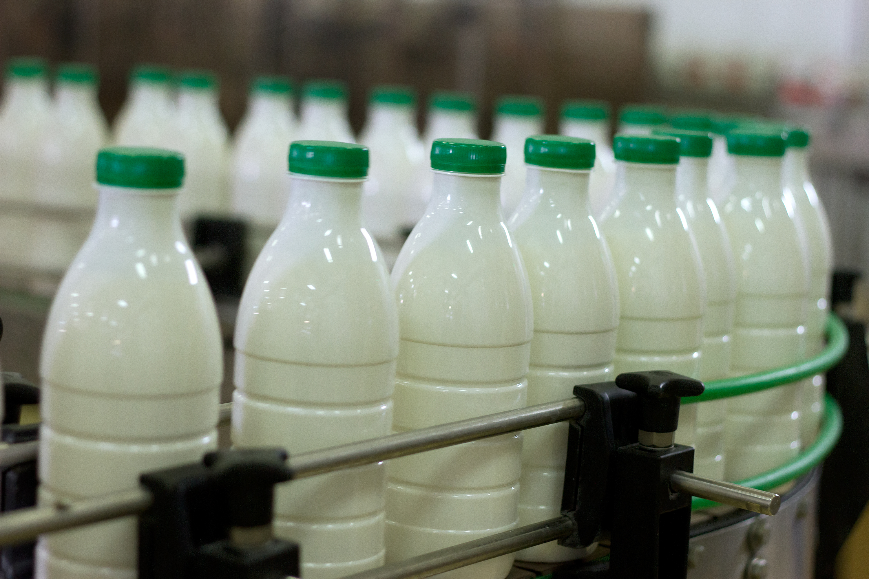 Dumping do leite é risco social e à segurança alimentar do país, afirmam lideranças do setor agro