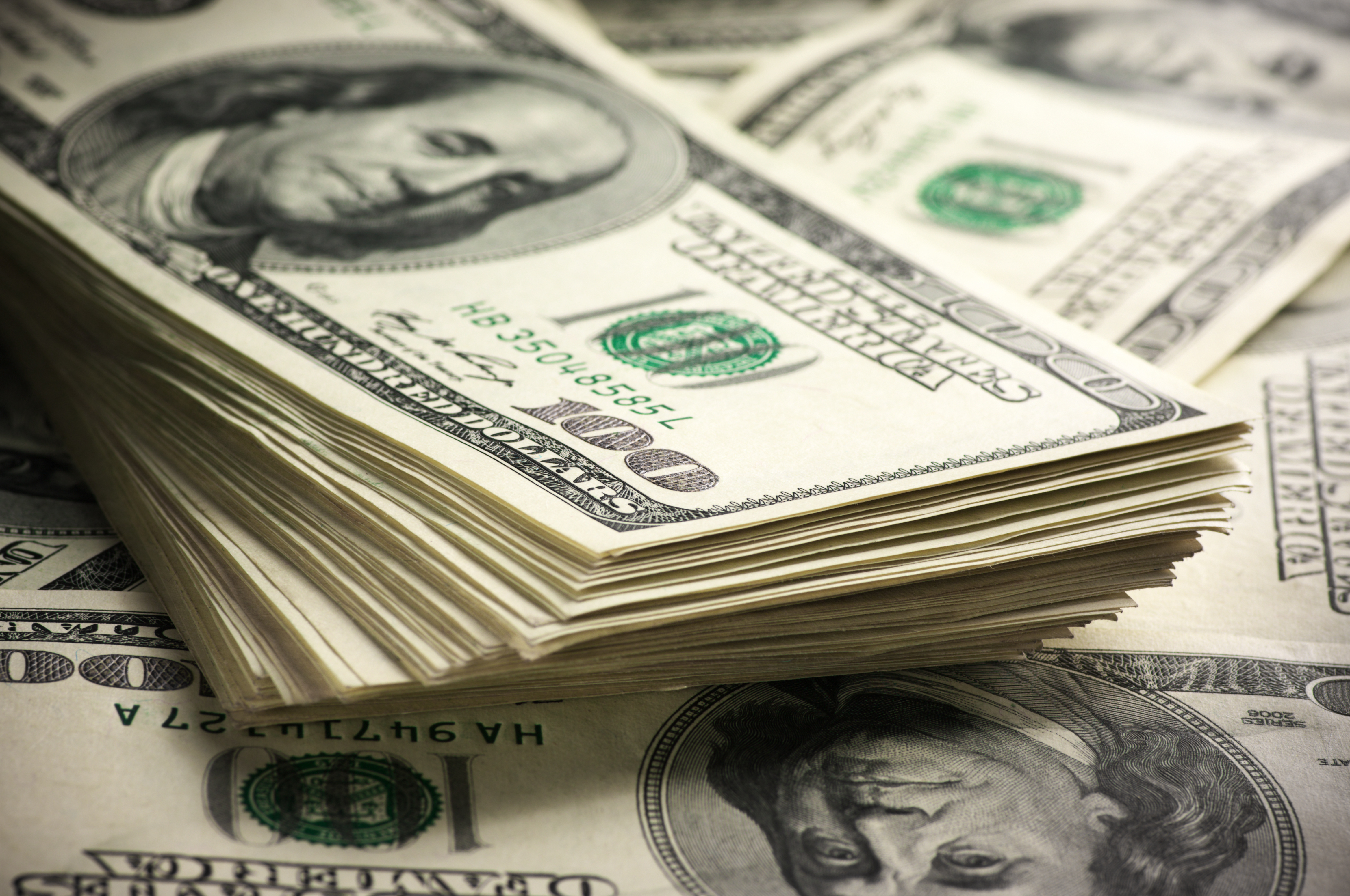 Dólar encerra em leve alta nesta 2ª feira, a R$ 4,9650