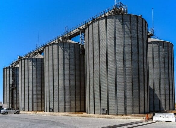 Apenas 20% da capacidade de armazenagem agrícola se encontram dentro das fazendas, diz CNA