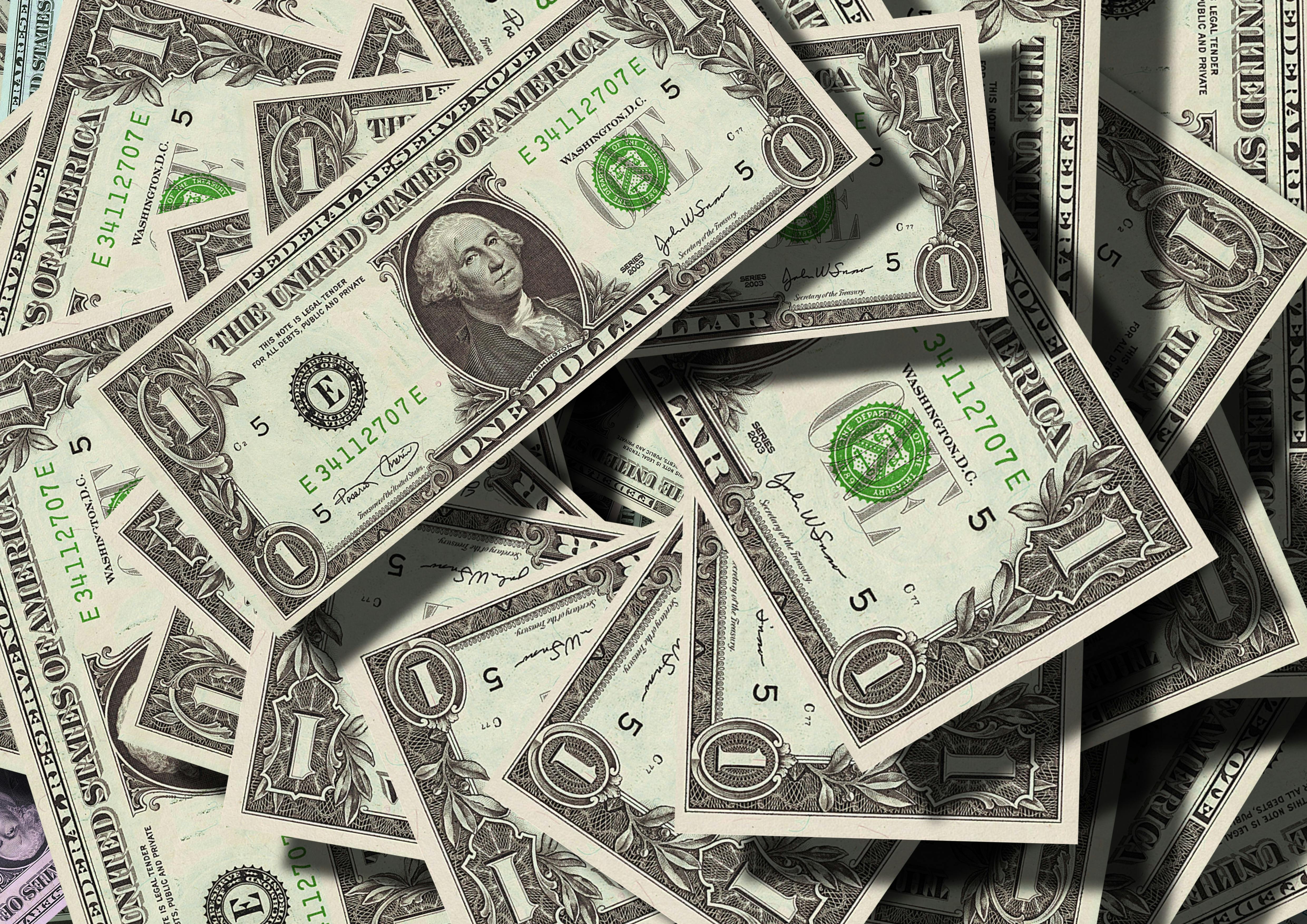 Dólar fecha em leve queda nesta 2ª feira, a R$ 5,37