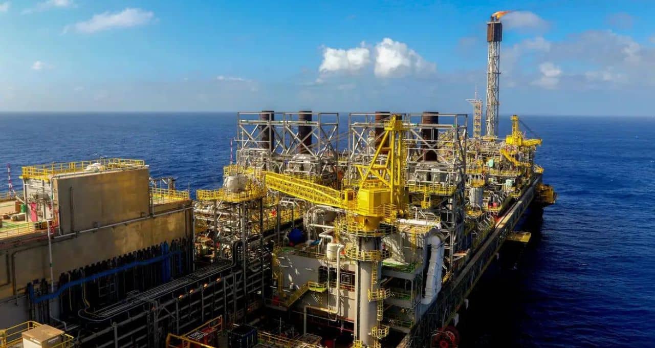 Petróleo avança cerca de 2% nesta manhã no mercado internacional