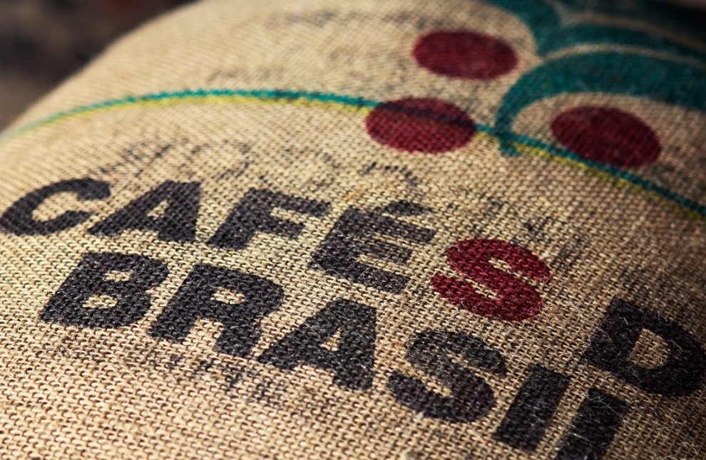 Safra recorde de café no Brasil contrasta com incertezas nas exportações em 2026