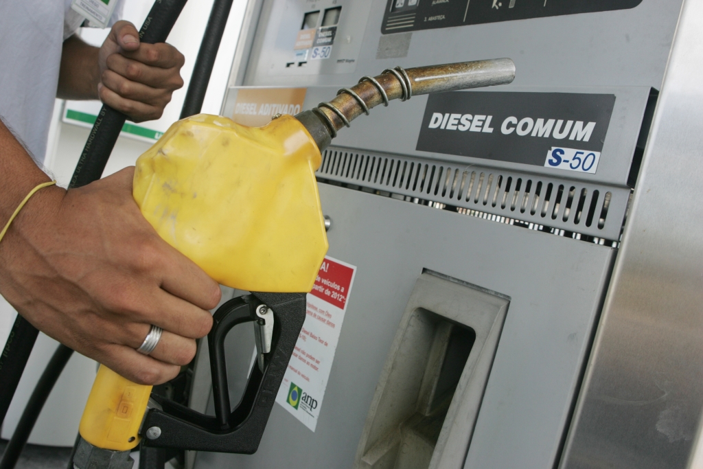 Ministro da Fazenda encaminha acordo com governadores sobre subvenção do diesel importado