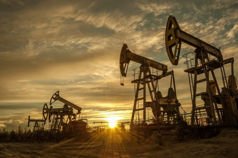 Petróleo avança mais de 2% e Brent volta a fechar acima de US$ 80 o barril